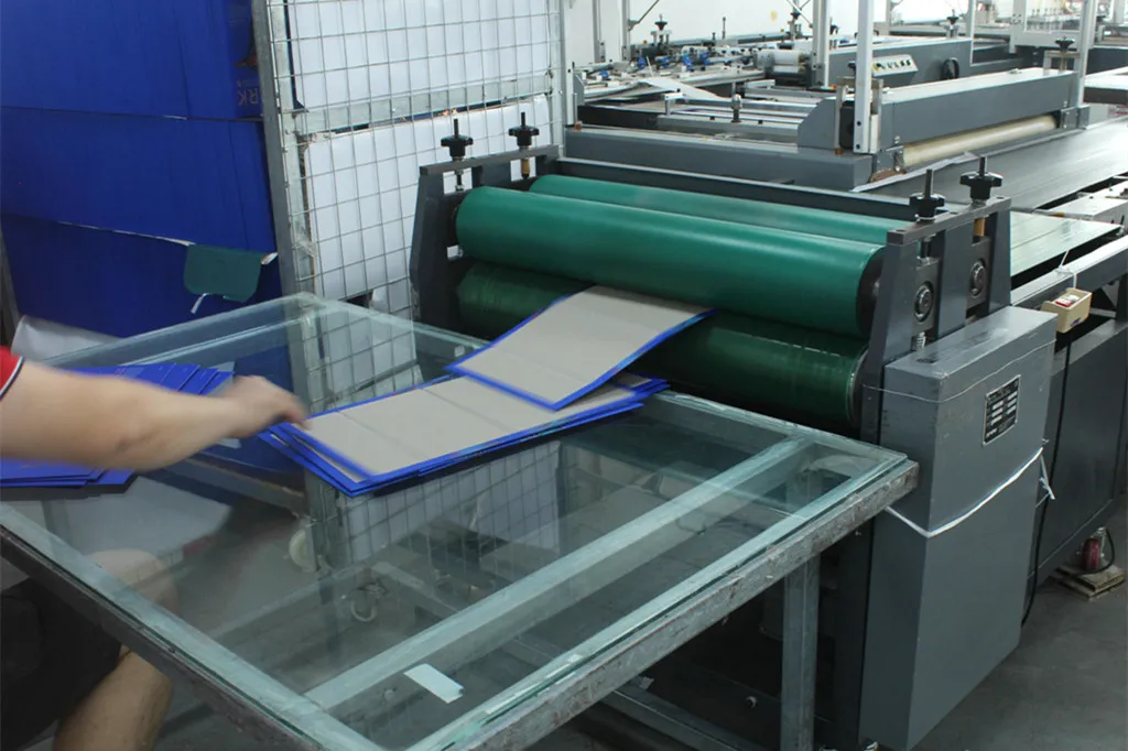 Automatic board-to-paper laminator