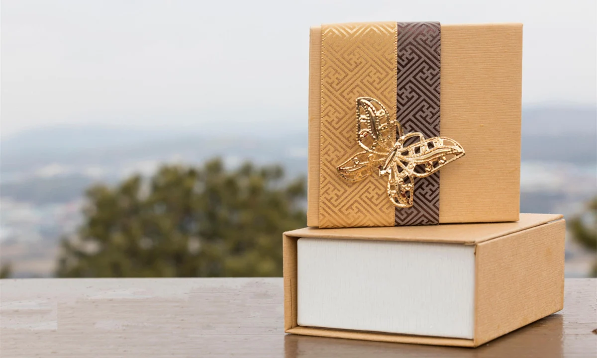 Custom magnetic gift boxes for luxury products