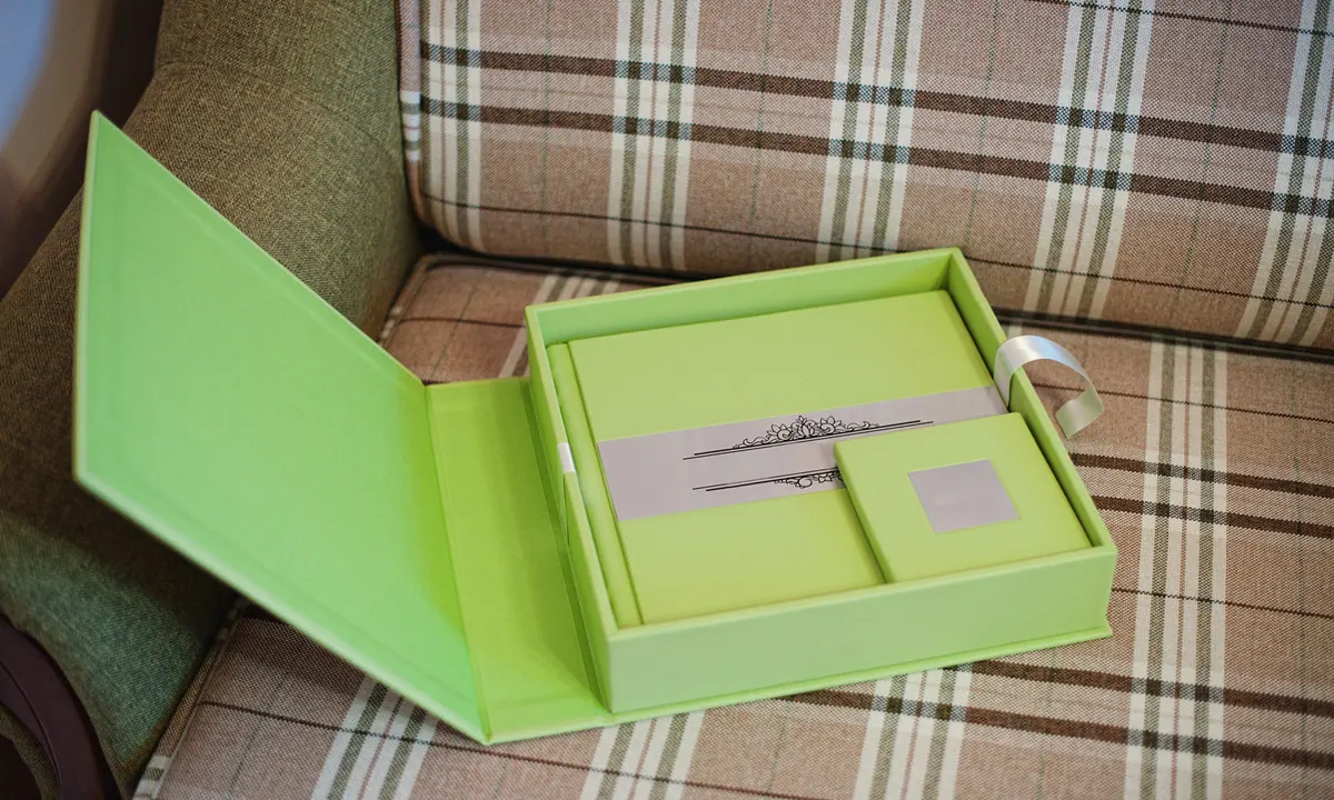 A quality control expert inspecting a newly made luxury gift box, representing the final step of the gift box production process.